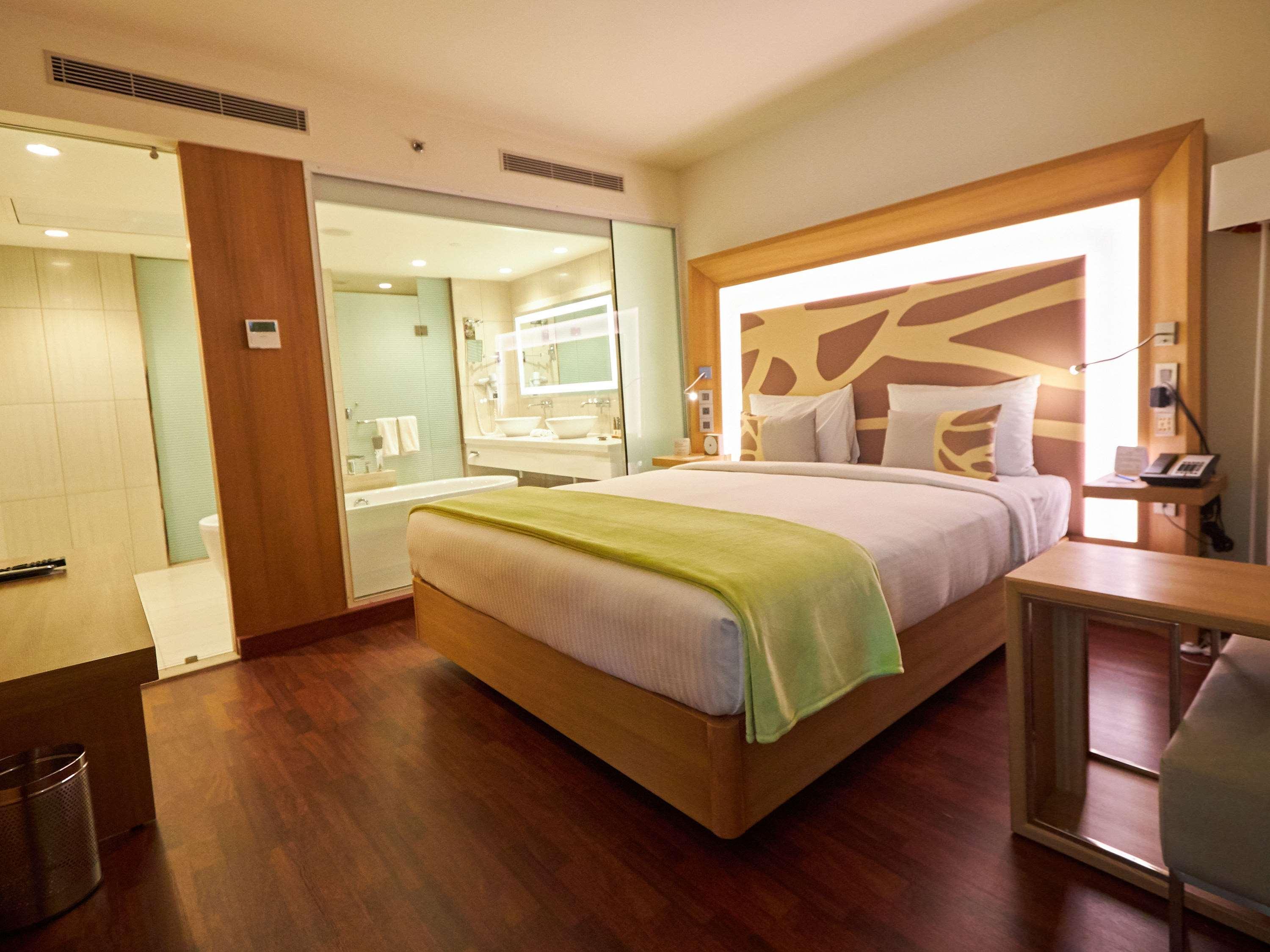 Novotel Chennai Sipcot Exterior foto A room at the Park Inn
