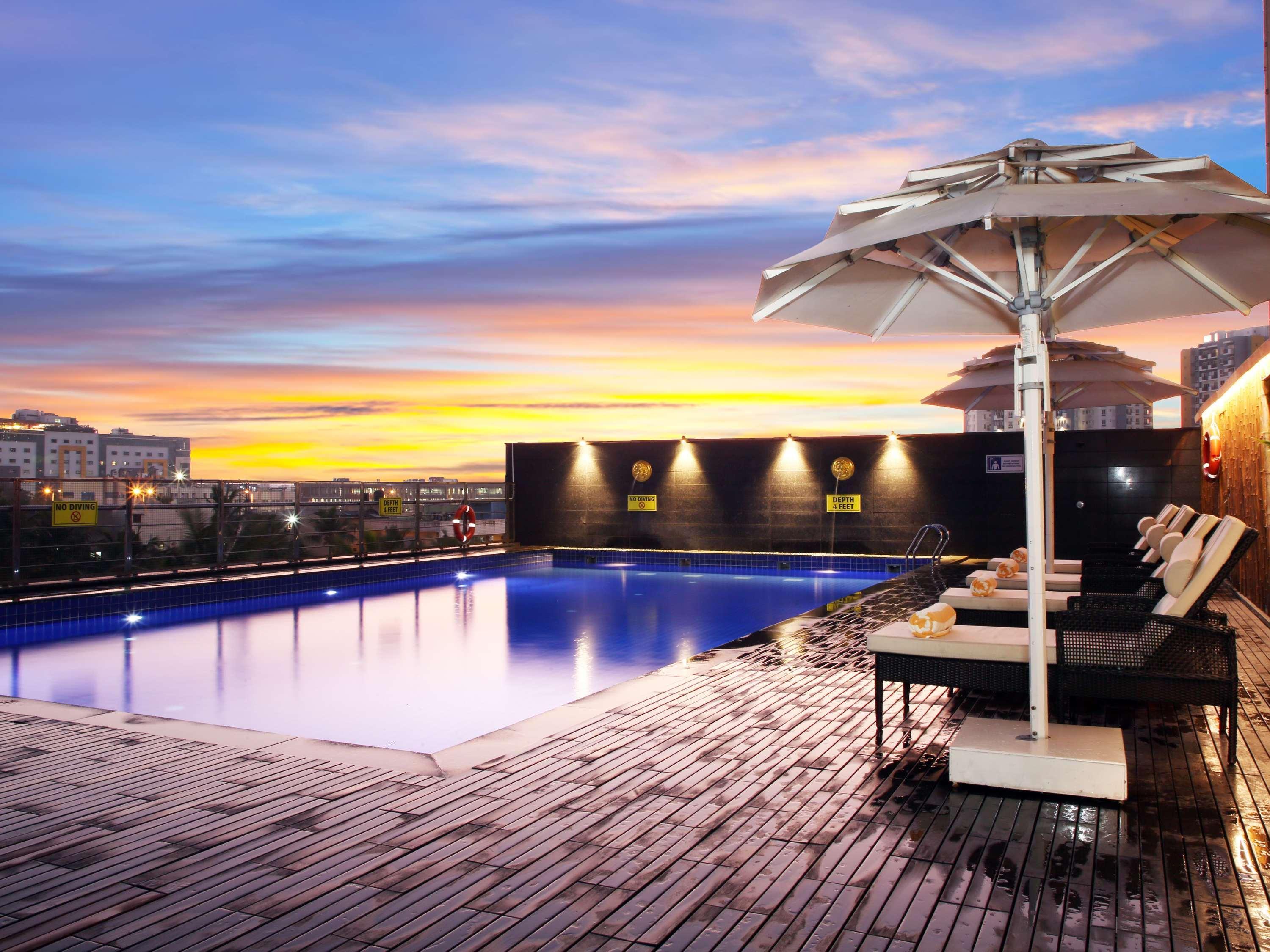 Novotel Chennai Sipcot Exterior foto The swimming pool at the hotel