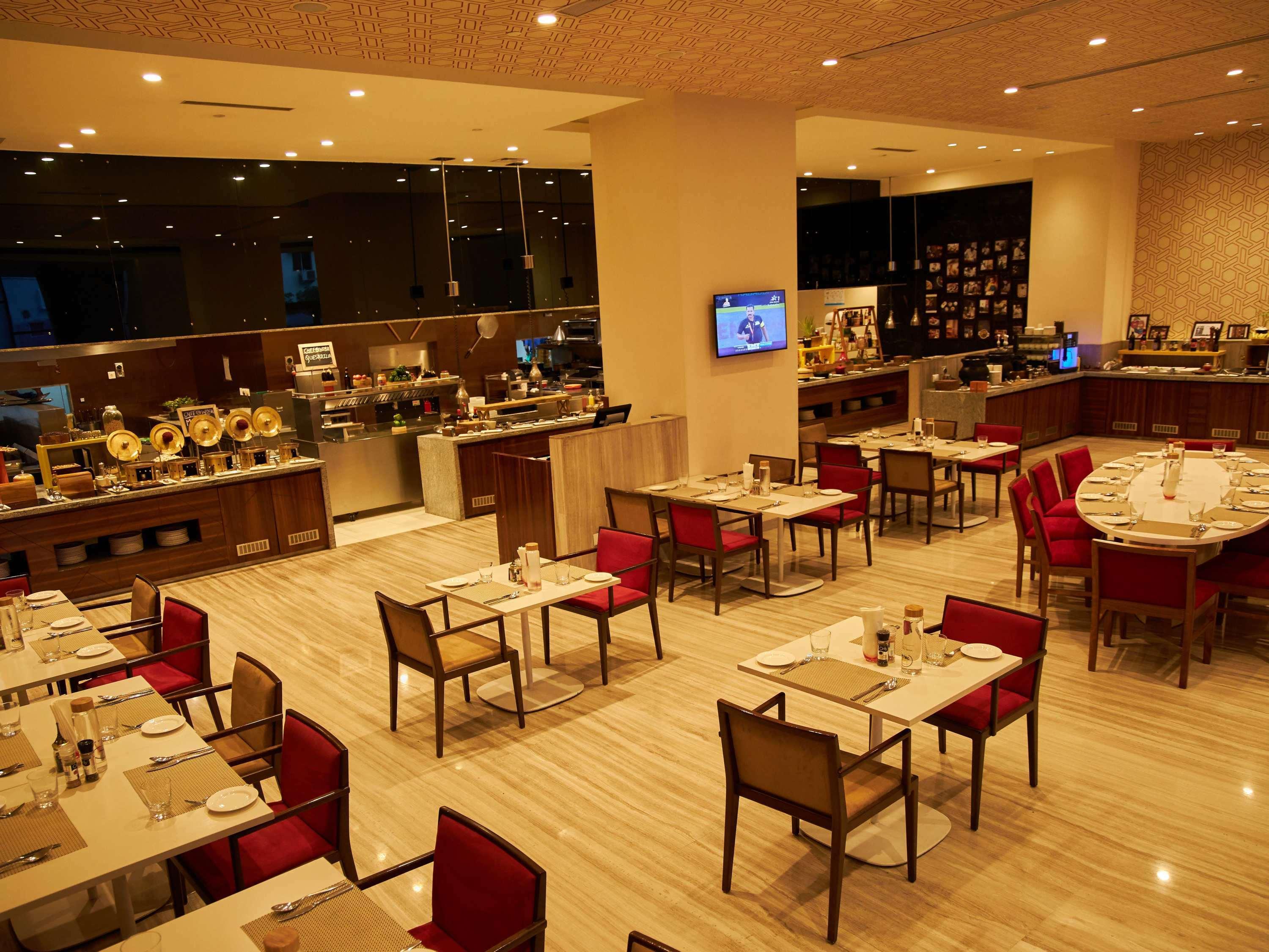 Novotel Chennai Sipcot Exterior foto The restaurant at the hotel