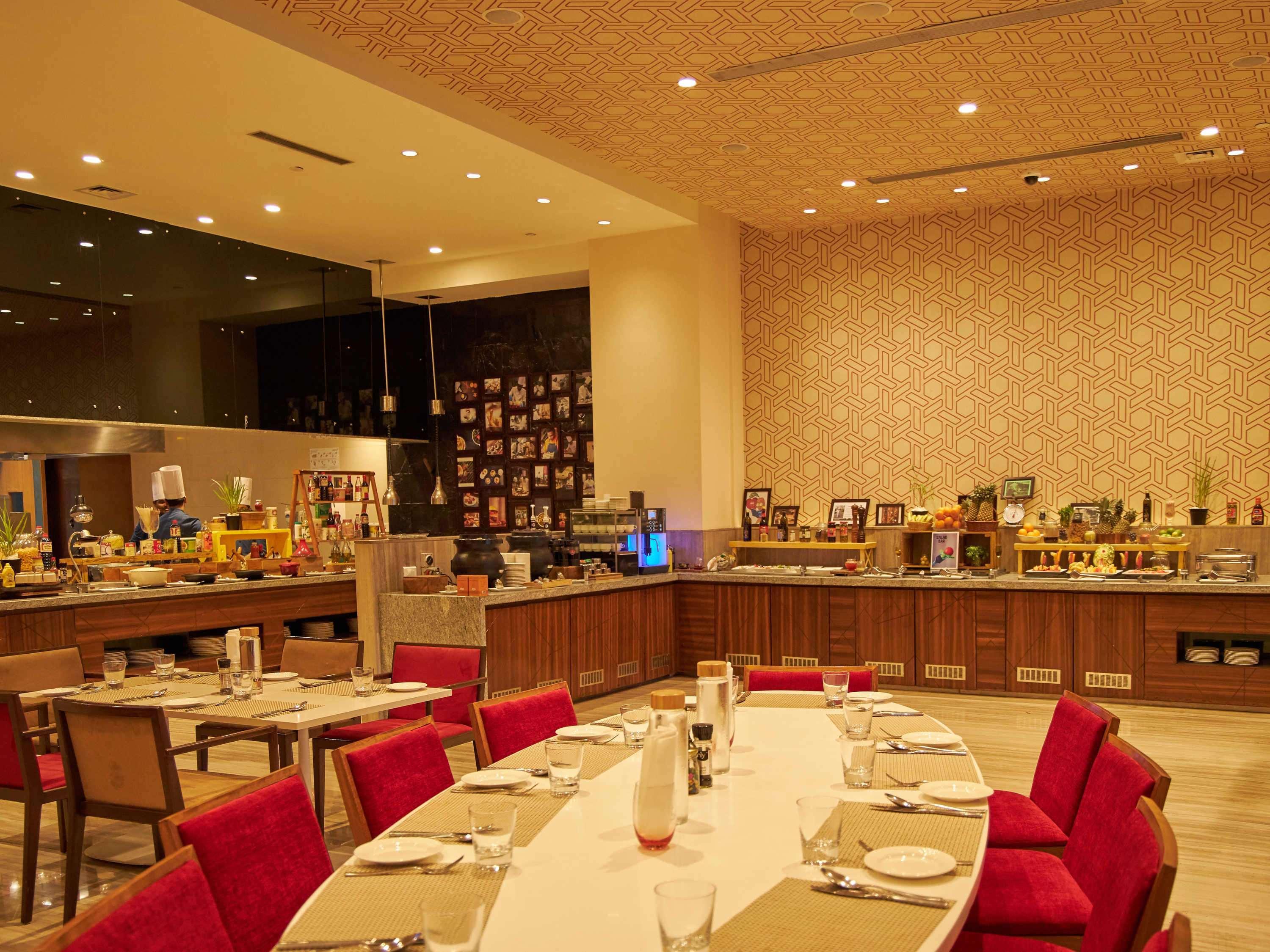 Novotel Chennai Sipcot Exterior foto The buffet at the hotel